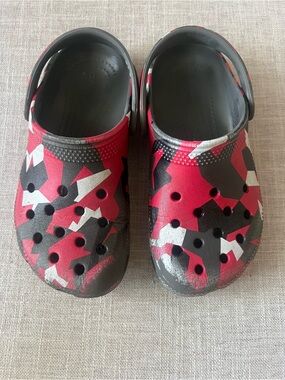 CROCS red camo mule Clogs, kids/boys 13, school outdoors playground